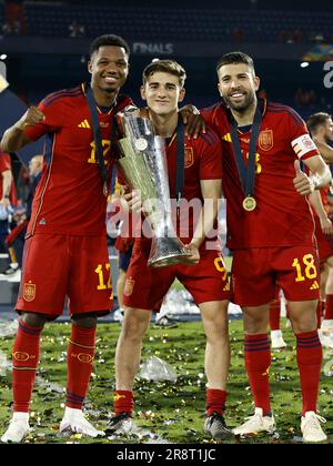 ROTTERDAM - (LR) Ansu Fati von Spanien, Gavi von Spanien, Jordi Alba von Spanien mit der Trophäe der Völkerliga während des Finalspiels der UEFA Nations League zwischen Kroatien und Spanien im Feyenoord Stadion de Kuip am 18. Juni 2023 in Rotterdam, Niederlande. AP | niederländische Höhe | MAURICE AUS STEIN Stockfoto