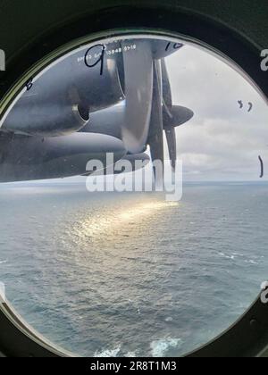 Westhampton Beach, New York. 21/06/2023, der Blick aus dem Fenster eines Such- und Rettungsflugzeugs HC-130J Combat King II auf 500 Fuß über dem Atlantik am 21. Juni 2023, während die Crew nach einem U-Boot suchte, das beim Tauchen auf dem Wrack der Titanic verschwand. (Kostenloses Foto) Guthaben: Jeremy Hogan/Alamy Live News Stockfoto