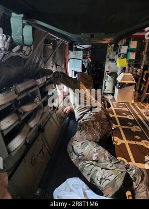 Westhampton Beach, New York. 21/06/2023, ein New York Air National Guard Airman, dem 106. Rettungsflügel zugeteilt, scannt den Atlantischen Ozean an Bord eines HC-130J Combat King II aus dem F.S. Gabreski, Westhampton Beach New York, am 21. Juni 2023, auf der Suche nach einem Tauchboot, das beim Tauchen auf dem Wrack der Titanic verschwand. Mehrere 106. Rettungsflügelflugzeuge waren Scanner, die nach dem vermissten Titan-U-Boot zur Unterstützung der Küstenwache suchten. (Kostenloses Foto) Guthaben: Jeremy Hogan/Alamy Live News Stockfoto