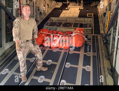 Westhampton Beach, New York. 21/06/2023, New York Air National Guard Tech Sgt. Steven Benza, ein Lastmeister des 106. Rescue Wing, bereitet sich auf die Ladung eines C-130J Combat King II vor, um nach einem U-Boot zu suchen, das beim Tauchen auf dem Wrack der Titanic am 21. Juni verloren ging. 2023 an der F.S Gabreski Air National Guard Base, Westhampton Beach, New York. Die Airmen wollten Scanner für das verschwundene U-Boot werden, um die Küstenwache zu unterstützen. (USA Air Force National Guard Foto von Captain Campbell) Kredit: Jeremy Hogan/Alamy Live News Stockfoto