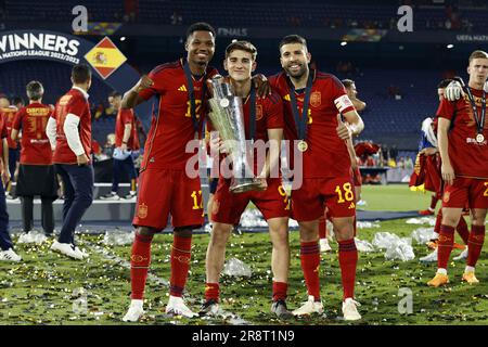 ROTTERDAM - (LR) Ansu Fati von Spanien, Gavi von Spanien, Jordi Alba von Spanien mit der Trophäe der Völkerliga während des Finalspiels der UEFA Nations League zwischen Kroatien und Spanien im Feyenoord Stadion de Kuip am 18. Juni 2023 in Rotterdam, Niederlande. AP | niederländische Höhe | MAURICE AUS STEIN Stockfoto