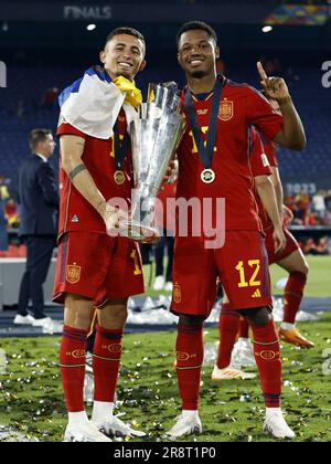 ROTTERDAM - (LR) Spanischer Yeremy Pino, spanischer Ansu Fati mit der Trophäe der Nationenliga während des Finalspiels der UEFA Nations League zwischen Kroatien und Spanien im Feyenoord Stadion de Kuip am 18. Juni 2023 in Rotterdam, Niederlande. AP | niederländische Höhe | MAURICE AUS STEIN Stockfoto