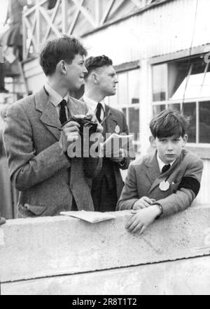 Royal Motor Racing Enthustasts - H.R.H. Der Duke of Kent (links) mit Kamera und sein 10 Jahre alter Bruder Prince Michael, begeisterte Besucher des internationalen Rennens auf der Goodwood-Rennstrecke, Sussex. Die beiden Prinzen sind die Söhne des verstorbenen Herzogs von Kent und der Herzogin von Kent. 15. April 1952. (Foto: Sport & General Press Agency, Limited). Stockfoto