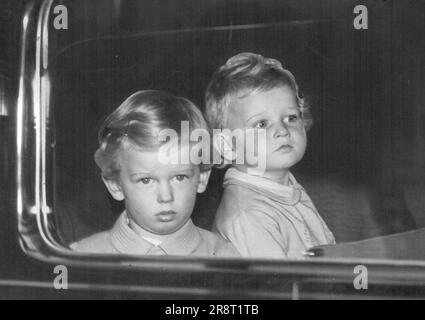 Wieder zu Hause in London - Prinz Edward und Prinzessin Alexandra verließen gestern Abend die Liverpoll-Street Station. Der Herzog und die herzogin von Kents Kindern, Prinz Edward und Prinzessin Alexandra, kehrten gestern Abend von Sandringham nach London zurück, nachdem sie Queen Mary besucht hatten. 31. August 1938. Stockfoto