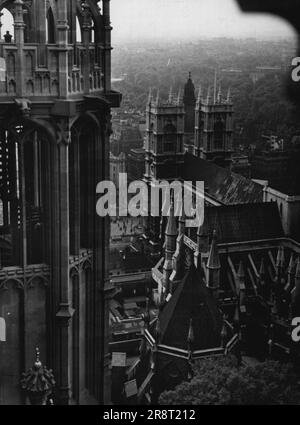 Blick auf das Parlament auf Westminster Abbey - Westminster Abbey aus der 345 m hohen Der hohe Victoria Tower der parlamentsgebäude. Auf diesem Bild sehen Sie die Zwillingstürme über der Westtür, das Schiff und im Vordergrund das konische Dach des Kapitelhauses. Der Geschützturm auf der linken Seite ist Teil des Victoria Tower. Nur £300.000 wurden dem £1.000.000. Appell unterworfen, der Anfang dieses Jahres zur Erhaltung des Stoffes von Westminster Abbey eingereicht wurde. Das Steinwerk dieses großartigen Gebäudes zerfällt buchstäblich und wenn nicht sofort Schritte unternommen werden, wird dieses wunderschöne architektonische Erbe von Th… Stockfoto