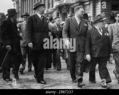 Kundgebung der kommunistischen Bühne am Mai in Paris: Französische kommunistische Führer (von links nach rechts) Marcel Cachin (Kopf gedreht), Andre Marty, Maurice Thorez und Jacques Duglos, bei einem Spaziergang in der Parade, die vom Place de la republique zum Place de la Concorde für eine Kundgebung am Mai in Paris marschierte, Mai 1. 10. Mai 1947. (Foto nach zugehörigem Pressefoto). Stockfoto