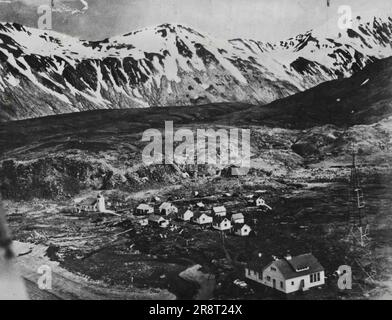 Wo Amerikaner in Aleuten landeten -- das ist das Dorf Attu, das wichtigste Bevölkerungszentrum auf der Insel Attu am westlichen Ende der Kette der Aleuten-Inseln, wo amerikanische Truppen landeten, um die Japaner zu vertreiben. Die Besetzung der Insel ist abgeschlossen. Diese Aussicht wurde vor der japanischen Besetzung von Attu fotografiert. 15. Juni 1943. (Foto von U.S. Office Of War Information Picture). Stockfoto