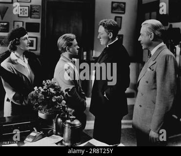 Zum ersten Mal in der Geschichte des Bildschirms "Du Wolltest Das Für Mich Tun, Whitey?" Pater Flanagan hat von Mr. Und Mrs. Maitland erfahren, dass Whitey sie bat, ihn zurückzubringen, in der Hoffnung, dass sie Pater Flanagan helfen würden, Boys Town zu retten. Die Maitlands, die sahen, was Pater Flanagan für Ted getan hat, entscheiden, dass Pater Flanagan ihrer Unterstützung würdig ist. Zwei Sterne wiederholen ihre Rolle als Academy Award in „Men of Boys Town“, Metro-Goldwyn-Mayers Fortsetzung der unvergesslichen „Boys Town“ und erneut mit Spencer Tracy als Pater Edward J. Flanagan und Mickey Rooney als Whitey Marsh, Bürgermeister... Stockfoto