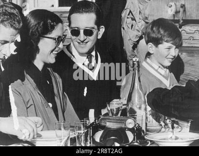 Jugoslawische Königsfamilie wiedervereinigt Foto in Gstaad im Berner Oberland, Schweiz, Ex-König Peter von Jugoslawien mit seiner Frau Alexandra und ihrem 11-jährigen Sohn Alexander. Auf der linken Seite Captain Rade Petrovic, Adjutant des ehemaligen Königs Peter. 25. Januar 1955. (Foto von Camera Press) Stockfoto