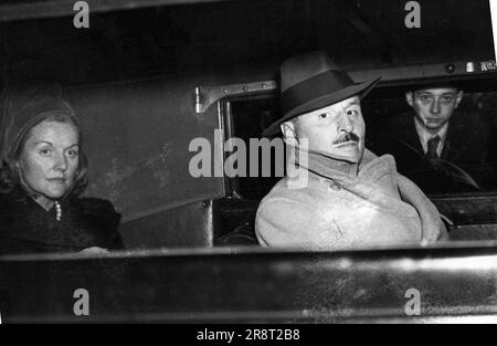 Mosley spricht wieder, wie Sir Oswald Mosley in seinem Auto mit einer Gefährtin fotografierte, als er nach dem Treffen heute Abend (Samstag) abreiste. Die politische Stimme von Sir Oswald Mosley, ehemaliger Führer der britischen Faschistenunion und ehemaliger 18B-Häftling, wurde heute Abend (Samstag) zum ersten Mal seit dem Krieg im Land gehört. Redebeitrag zu einer „Winter Sales Conference“ unter der Schirmherrschaft von Mosley Publications, Ltd., in der Gedenkhalle, Faringdon-Road, E.C., Sir Oswald behauptete, die USA stünden dem russischen Kommunismus gegenüber, in einem Kampf um die Erhaltung der Überreste von... Stockfoto