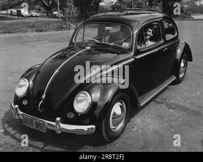 Wie toll war der Volkswagen-Käfer? Die Frage ist notwendigerweise rhetorisch, denn kein anderes Auto hat solch Begeisterung und Kontroverse ausgelöst. 18. August 1955. (Foto: Doug Kerrigan, Noel Rubie Pty. Ltd.) Stockfoto