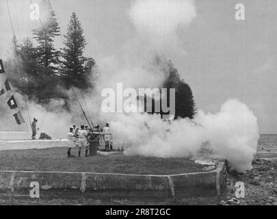 Tonga feiert das hundertste Jubiläum der Foundation of Kingdom Naval Saluting Guns, die die britische Regierung der Königin von Tonga mit einem 21 Gun Salute überreichte. 13. Dezember 1945. (Foto: Offizielles Foto der Royal Naval). Stockfoto