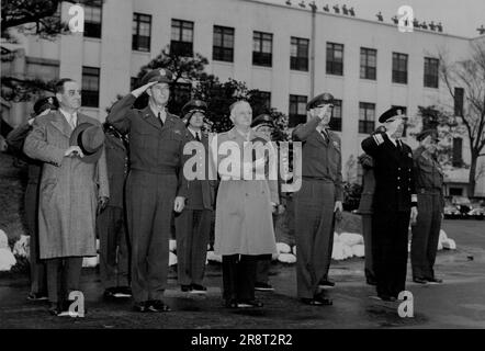 (L bis R in der ersten Reihe), Harold E. Talbott, neu ernannter Sekretär der US-Luftwaffe; General Mark W. Clark, CINCFE; General Carl Spaatz (RET), ehemaliger COFS, USAF; General Otto P. Weyland, CG, FEAF; und Admiral Thomas C. Ragan, DCOFS, Administration, HQ FEC, salutieren die Farben während der Zeremonie zu Ehren von Minister Talbott in Pershing Heights, Tokio, Japan. 2. März 1953. (Foto von CPL. Walter E. Gist Jr., US Army Photo). Stockfoto