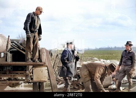 Bundesautobahn-Beamter, der die Sharecropper vom Straßenrand in das Gebiet zwischen Deich und Mississippi verlegt, New Madrid County, Missouri, USA, Arthur Rothstein, USA Farm Security Administration, Januar 1939 Stockfoto