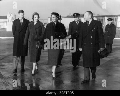 Herzogin und Familie Fliegen zur königlichen Hochzeit (von links nach rechts), der Herzog von Kent, Prinzessin Alexandra, die Herzogin von Kent, die heute Morgen zu ihrem Flugzeug am Londoner Flughafen ging, begleitet von Sir John Obalbiac, dem Flughafenkommodore. Die Herzogin von Kent, begleitet von Prinzessin Alexandra und dem Herzog von Kent, verließ heute den Flughafen London nach Portugal, wo sie an der Samstaghochzeit des Neffen der Herzogin, Prinz Alexander von Jugoslawien, an Prinz Alexander von Jugoslawien, an Prinz Maria Pia, Tochter des Ex-Königs Umberto von Italien, teilnehmen werden. Im Estoril, im Holida… Stockfoto