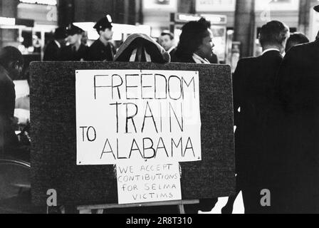 Unterzeichnen Sie die Ankündigung von „Freedom Train to Alabama“, wobei Sie auch darauf hinweisen, dass man „Spenden“ für die Opfer der bürgerrechtsmarsch von Selma nach Montgomery, Alabama, Peter Pettus, März 1965, leisten kann Stockfoto