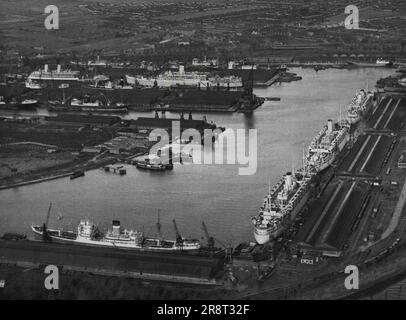 Die Bus Last Docks in Großbritannien sind ein Beweis für die industrielle Erholung. Eine Luftaufnahme mit 'Ocean Paints' im Dock von Tilbury gestern. Auf der rechten Seite sind die Lesungen der nächstgelegenen Besitzer: "Strathmore", "Strathedom", "Chitral", andere mit linkem und mittlerem Hintergrund: "Sumatra", "Clan Hardoch", "Mathura", "Otranto", "Orion", „Julia“ und „Clam“ „Chattas“. Die Gesamttonnage im Bild übersteigt 216.000 Tonnen. Das Marshall-Programm für Europa soll denjenigen helfen, die sich selbst helfen. Der Beweis für die Entschlossenheit Großbritanniens, sich selbst zu helfen und so für ihre industrielle und wirtschaftliche Erholung zu sorgen, ist AP… Stockfoto