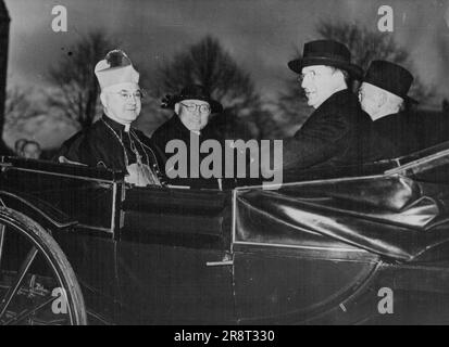 Der amerikanische Kardinal kommt in Irland an. Kardinal designiert Francis J. Spellman (links) Dr. Tien aus China (Mitte) und Mr. De Valera (rechts), gesehen in einer offenen Pferdekutsche auf dem Weg nach Killarney, wo sie eine überwältigende Begrüßung erhielten. Der Erzbischof der römisch-katholischen Biozessin von New York, der designierte Kardinal Francis J. Spellman, begleitet von Dr. Glenmon von St. Louis und Dr. Tien von China kamen in Irland an, auf der ersten Etappe ihrer Reise nach Rom, wo sie zusammen mit vielen anderen auf die ***** angehoben werden Kollegium der Kardinäle in einem Konsistorium, geplant für die Übernahme… Stockfoto