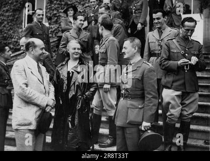 Miss Dorothy Thompson besuchte tschechische Truppen. In Begleitung von Jan Masaryk, dem tschechoslowakischen Außenminister, besuchte Dorothy Thompson eine tschechoslowakische Brigade in Großbritannien, als sie mit den Männern sprach und Tee mit den Offizieren trank. L-R: Herr Jan Masaryk, Miss Thompson und General Miroslav von der tschechoslowakischen Armee und anderen Offizieren. 25. August 1952. (Foto: Offizielles britisches Foto). Stockfoto