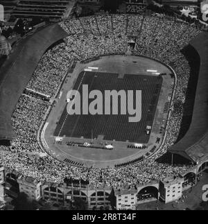 Die Olympischen Spiele - ein Blick aus der Vogelperspektive auf die beeindruckende Szene in Wembley heute während der Vorbereitungen der Eröffnungszeremonien der Olympischen Spiele. Das riesige Stadion ist vollgepackt mit mehr als 80.000 Personen, während die Athleten in der grünen Arena arbeiten. 29. Juli 1948. (Foto von Fox). Stockfoto