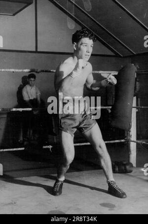 Entdeckte den perfekten Mann - von der Grube bis zum Studio könnte das Ziel von ***** sein Boxer Billy Thompson aus Thurcoe, Yorks, der zum Bildhauer als „perfekter Mann“ gewählt wurde. Billy verließ den Boxring, als man ihm Barrington folgte, dem Bildhauer, der sagte, er hätte Billy im Ring beobachtet und entschieden, dass er den perfekten Mann gefunden hatte. Er wurde eine Statue von Billy auf der nächsten Royal Academy einreichen. 15. April 1946. (Foto nach Spiegelfunktionen). Stockfoto