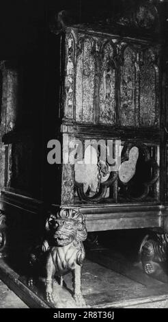 Der Stein des Scone kehrt in die Abtei zurück - der Scone, der heute Abend an seinem rechtmäßigen Platz in der Abtei Westminster zu sehen ist. Der "Krönungsstein", der von schottischen Nationalisten aus Westminster Abbey gestohlen wurde, wurde heute wieder in seine frühere Position als Teil des Krönungsstuhls zurückversetzt. Der Diebstahl war an Weihnachten 1950 eine Sensation. 12. März 1952. (Foto: Paul Popper, Paul Popper Ltd.) Stockfoto