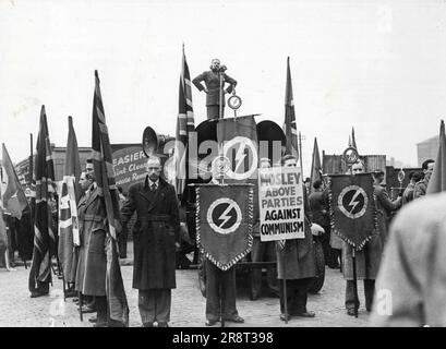 Sir Oswald Mosley spricht in Dalston. Sir Oswald Mosley spricht vor dem Treffen. Banner hängen vor seinem Lautsprecher-Van. Sir Oswald Mosley sprach heute Nachmittag vor einem Treffen in Ridley Road, Dalston. 7. Mai 1950. (Foto: Paul Popper Ltd.) Stockfoto