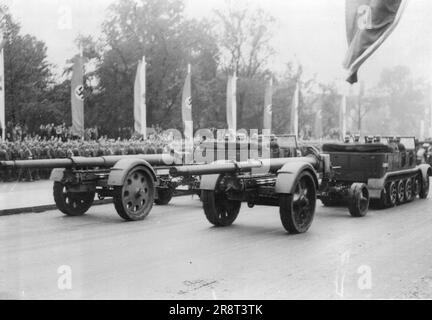 Hitler stottert die Militärexperten - Giant Guns On Parade -- zwei der Feldgewehre bei der Parade gestern in Berlin am 26. August. Hitler veranstaltete gestern, am 26. August, eine Militärparade zu Ehren von Admiral Horthy in Berlin. Der ungarische Regent erlebte einen Staatsbesuch in Deutschland, sah eine Waffenparade, darunter eine, die fünf Anhänger besetzte und eine Crew von 30 Männern hatte. 26. August 1938. (Foto nach zugehörigem Pressefoto). Stockfoto