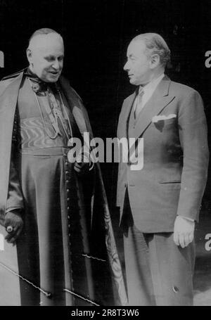 Der Erzbischof von Paris beruft sich auf Frankreichs Kriegspräsident - Kardinal Suhard, Left, den Neuen Erzbischof von Paris in Nachfolge des verstorbenen Kardinal Verdier, der mit Premierminister Paul Reynaud auf den Stufen des Auswärtigen Amtes in Paris fotografiert wurde, nachdem er Frankreichs Volkskriegerpräsident angerufen hatte. 20. Mai 1940. (Foto nach zugehörigem Pressefoto). Stockfoto