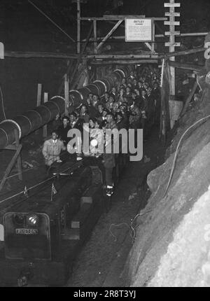 Diesel gezogener Trolley-Zug, der nach seiner Jungfernfahrt am Freitagabend aus dem Guthega-Munyang-Tunnel kommt. 11. Mai 1954. Stockfoto