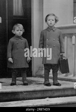 Die Familie Kent reist nach Sandringham - Prinz Edward und Prinzessin Alexandra (die am ersten Weihnachtsfeiertag zu zweit sein wird), die heute ihr Zuhause am Belgrave Square für den Bahnhof verlassen. Der Herzog und die Herzogin von Kent und ihre beiden Kinder verließen heute Nachmittag ihr Haus am Belgrave Square zur Liverpool Street Station, wo sie sich nach Sandringham einklingen, um Weihnachten mit dem König und der Königin zu verbringen. 23. Dezember 1938. (Foto von Keystone). Stockfoto