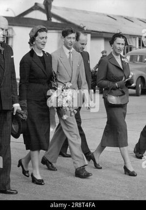 Start Far East Tour: Der Herzog und seine Mutter mit Prinzessin Olga (rechts), Schwester der Herzogin, am Flughafen heute Morgen. Prinzessin Olga war unter denen, die die Touristen absägen. Der junge Herzog von Kent und seine Mutter, die Herzogin, stiegen zu Beginn ihrer vierwöchigen Tour durch den Fernen Osten in ein Flugzeug nach Singapur in Brunel. Sie werden Malaya, Sarawak, Nord-Borneo, Brunei und Hongkong besuchen. Ihr Flugzeug, ein Argonaut namens Atlanta, das die Königin Anfang des Jahres nach und von Ostafrika geflogen hat, ist auf einem normalen Service Flug. 27. September 1952. (Foto von Associated Pres… Stockfoto