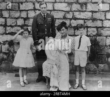 Roosevelt Pate des Neuen Prinzen - hier sind der Herzog und die Herzogin mit ihren Kindern, Prinz Edward, Prinzessin Alexandra und das Baby nach der Zeremonie. Prinz George von Kent, jüngstes Mitglied der Königsfamilie und drittes Kind des Herzogs und der Herzogin von Kent, wurde gestern vom Erzbischof von Canterbury getauft. Präsident Roosevelt ist einer der acht Paten des Prinzen, der am 4. Juli, dem Amerikanischen Unabhängigkeitstag, geboren wurde und dessen Namen Michael George Charles Franklin sind. 13. Oktober 1942. Stockfoto