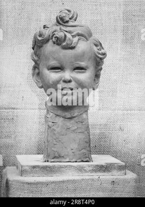 Bilder, die Hitler ablehnte, gesehen in London - 20. Ausstellung deutscher Kunst aus dem Jahrhundert in den neuen Burlinton Galleries, Bond Street. Die Ausstellung umfasst Werke aller deutschen Künstler, von denen die meisten jetzt im Exil sind, die Hitler letztes Jahr in der berühmten Ausstellung „Degenerate Art“ in München pillorierte. Eine Büste von Prinz Edward, dem zweijährigen Sohn des Herzogs und der Herzogin von Kent. 6. Juli 1938. (Foto: Sport & General Press Agency, Limited). Stockfoto