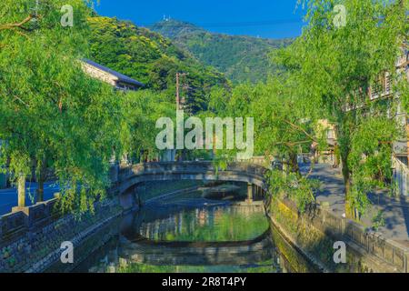 Kinosaki Onsen in frischem Grün Stockfoto