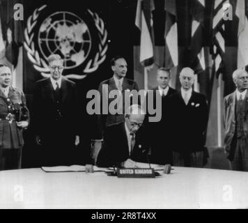 Lord Halifax unterzeichnet die Charta für Großbritannien -- der Graf von Halifax, britischer Botschafter in den Vereinigten Staaten, unterzeichnet die charta der vereinten Nationen für die britische Delegation, deren Mitglieder hinter ihm stehen, heute im San Francisco Veterans Gebäude, Juni 26. 26. Juni 1945. (Foto von International News Photo). Stockfoto