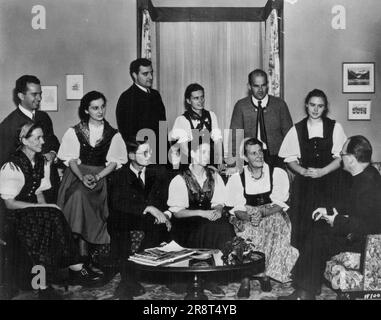 Ein informelles Treffen der Sänger der Familie Trapp mit Monsignor Franz Wasner in Stowe, Vermont, USA 1. August 1955. Stockfoto