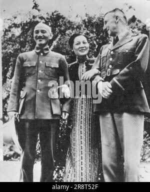 Arm in Arm – Madame Chiang Kai-Shek steht Arm in Arm zwischen ihrem Mann, dem Generalissimo, und General Joseph Stilwell (rechts), nach ihrer Konferenz in Maymyo im April 7, als Chiang Kai-Shek seinen chinesischen Militärführern sagte, dass der amerikanische General ihr Boss an der Birma-Front sein würde. 15. Mai 1942. (Foto von George Rodger, AP Wirephoto). Stockfoto
