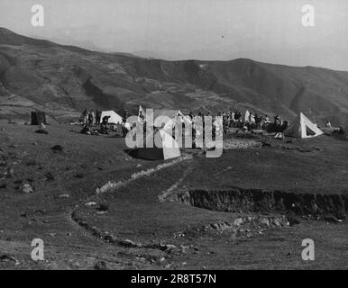 Daily Mail abominable Snowman Expedition -- ein allgemeiner Blick auf das Camp in Chyabus. Ein Foto von der Daily Mail Expedition zum Himalaya. Es wurde in Chyabus (7.400 Meter) aufgenommen, als die Hauptgruppe der Expedition drei Tage von Katmandu entfernt war, auf ihrem weg zum Basislager. 23. April 1954. Stockfoto