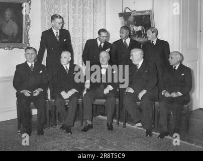 Commonwealth-Konferenz eröffnet - die Konferenz des Commonwealth-Ministerpräsidenten wurde heute Nachmittag um 10 Uhr eröffnet. Die Bilder zeigen, wie man "L" vor R. C. R. R. R. Swart (Sth. African Min. Mohammed Ali (Pakistan), Sir John Kotelawala (Ceylon) und Sir Godfrey Huggins (Zentralafrika). Sitzen L an R. Mr. S.C. Holland (Neuseeland), Herr L. St. Laurent (Kanada), Sir Winston, Mr. R.G. Menzies (Australien) und Herr Nehru (Indien). 31. Januar 1955. Stockfoto