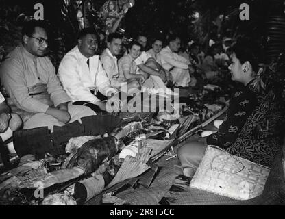 Tonga feiert das hundertste Jubiläum der Stiftung des Königreichs, des Prinzen von Tonga, bei einem der einheimischen Feste. 13. Dezember 1945. (Foto: Offizielles Foto der Royal Naval). Stockfoto