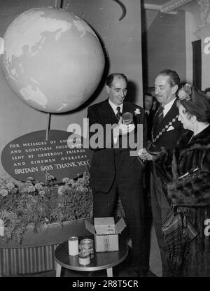 Die Ausstellung "Britain Said Thank you", eröffnet von Minister of Food -- Herr John Strachey, Minister of Food, bearbeitet eine Dose Obst, die in einem Essenspaket enthalten ist, das von den Menschen in Queensland verschickt wurde, als er die Ausstellung "Britain Ssays Thank You" eröffnete, in Oxford Street, London, heute Nachmittag (Dienstag). Mit ihm sind der Bürgermeister von Westminster (Mr. Hal Gutteridge) und Mrs. Pike (Ehefrau des Generalagenten von Queensland). 12. Oktober 1948. (Foto von Reuterphoto). Stockfoto