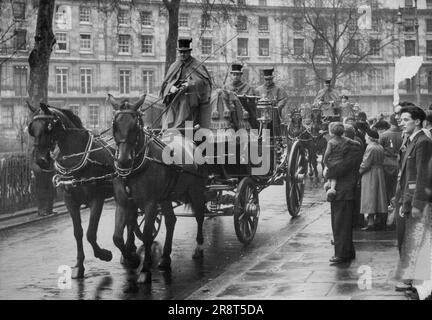 Der indonesische Botschafter geht zum König... Dr. Subandrio erster indonesischer Botschafter am Hof von St. James, belebt einen Brauch, als er die Botschaft (Wilton Crescent, Belgravia) in einem Bundesstaat landau verlässt, der von Cleveland Bays gezeichnet wurde, heute Morgen. (Donnerstag). Dr. Subandrio, der erste indonesische Botschafter in Großbritannien, fuhr heute von seiner Botschaft in einem Bundesstaat Landau zum Buckingham-Palast, um dem König seine Glaubwürdigkeitserklärungen zu überreichen. Dies markiert die Wiederbelebung eines Brauch, der auf Befehl des Königs während des Krieges eingestellt wurde. 23. März 1950. (Foto von Fox Photos). Stockfoto