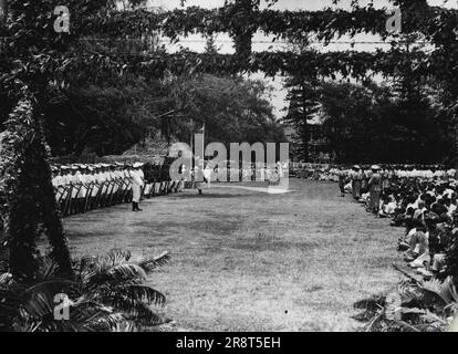 Tonga feiert das hundertste Jubiläum der Foundation of Kingdom View of the Malae (öffentlicher Park) mit der Royal Navy Guard of Honour, bevor Königin Salote Tubou die Insignia des Dame Grand Cross des Ordens des britischen Empire überreicht wird. 13. Dezember 1945. (Foto: Offizielles Foto der Royal Naval). Stockfoto