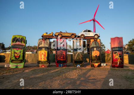 Pilton, Großbritannien. Donnerstag, 22. Juni 2023. Glastonbury Festival, Carhenge Reborn in Williams Green, geschaffen von Joe Rush© Jason Richardson / Alamy Live News Stockfoto