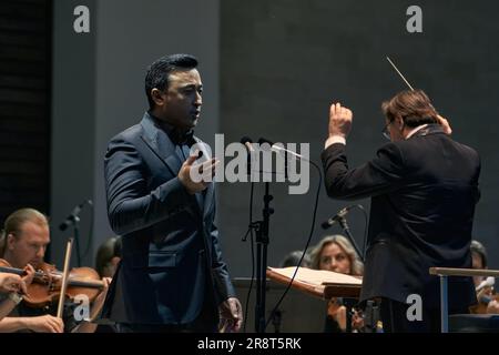 Künstlerischer Direktor und Chefdirigent des Ensembles Vladimir Verbitsky und Ramiz Usmanov beim Voronesch-Symphonieorchester beim Platonow-Festival im Grünen Theater. Während des Platonov Arts Festival, zur Begleitung des Akademischen Symphonieorchesters Voronesch, traten Ramiz Usmanow, Enkhbat Tuvshinzhargal und Saltanat Akhmetova Teile des klassischen Programms auf. Stockfoto