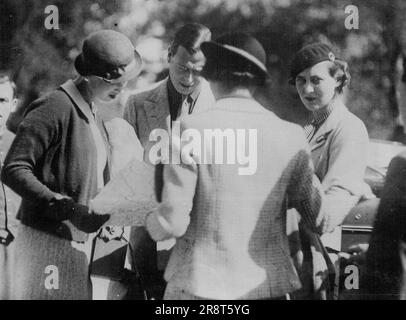 Prinz George Und Sein Verlobter In Salzburg (Mit Dem Flugzeug Von Salzburg, Via Berlin) -- Ein Exklusivfoto von Prinz George und seiner Verlobten, Prinzessin Marina of Greece, in Salzburg, auf dem Gelände des Hotel Europe, wo sie den Vormittag in einer glücklichen Unterhaltung mit den Hotelgästen verbrachten und ihnen ihre Glückwünsche überbrachten. 30. August 1934. (Foto von Keystone). Stockfoto