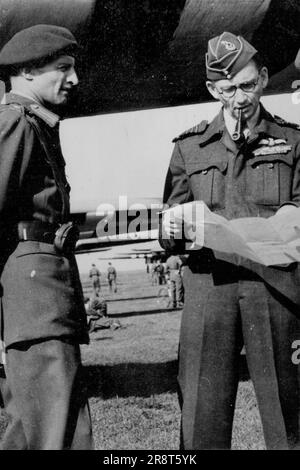 Die alliierte Luftwaffe landete in Holland R.A.F. Bilder - Air Chief Marshal Air Arthur Tedder bespricht Pläne mit LT. General F.A.M. Vor dem Beginn der großen Luftangriffe braun geworden. Starke Streitkräfte der ersten alliierten Luftwaffe sind heute Nachmittag in Holland gelandet. 1. September 1944. (Foto: British Official Air Ministry Photo). Stockfoto