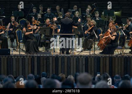 Künstlerischer Direktor und Chefdirigent des Ensembles Vladimir Verbitsky tritt beim Platonov Festival im Grünen Theater mit dem Symphonieorchester Voronesch auf. Während des Platonov Arts Festival, zur Begleitung des Akademischen Symphonieorchesters Voronesch, traten Ramiz Usmanow, Enkhbat Tuvshinzhargal und Saltanat Akhmetova Teile des klassischen Programms auf. Stockfoto