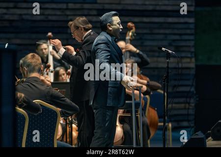 Künstlerischer Direktor und Chefdirigent des Ensembles Vladimir Verbitsky und Ramiz Usmanov beim Voronesch-Symphonieorchester beim Platonow-Festival im Grünen Theater. Während des Platonov Arts Festival, zur Begleitung des Akademischen Symphonieorchesters Voronesch, traten Ramiz Usmanow, Enkhbat Tuvshinzhargal und Saltanat Akhmetova Teile des klassischen Programms auf. Stockfoto